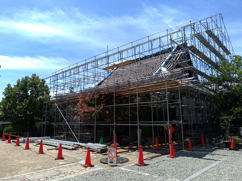 大阪で台風被害補修工事で寺社の屋根の葺き替え大規模修繕工事の準備写真