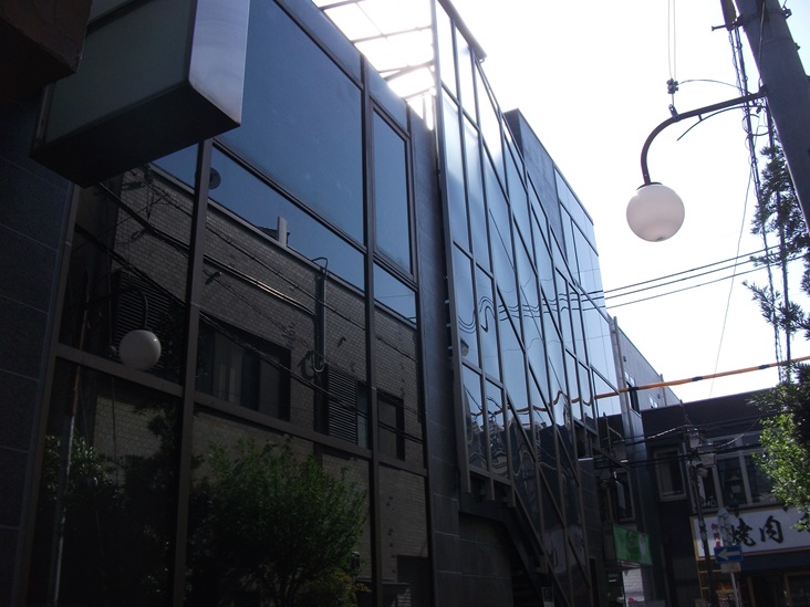 大阪府高槻市でテナントビルのリフォームでアルミとアクリルパネルで外部階段を囲い込みのリフォーム後の写真