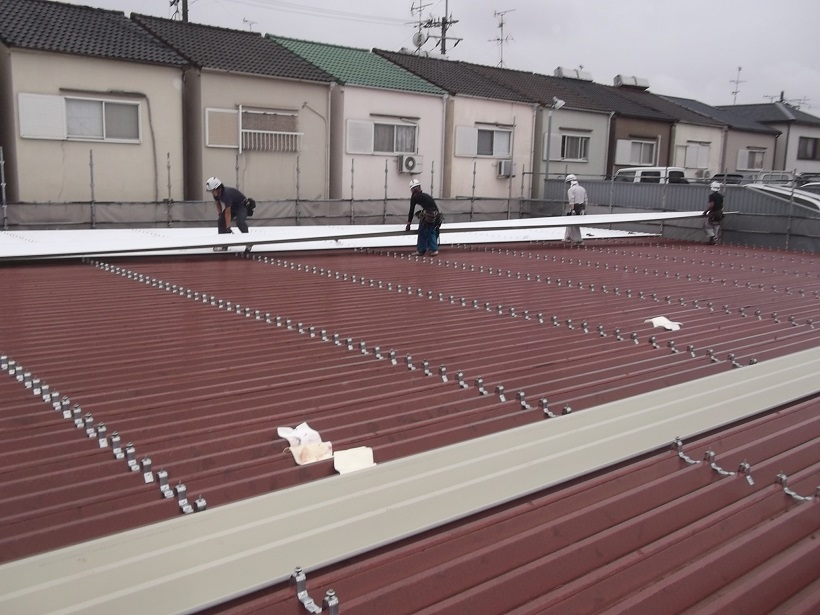 大阪府枚方市で車のショールームの屋根の大規模修繕工事で折板リフォームのリフォーム中の写真です。