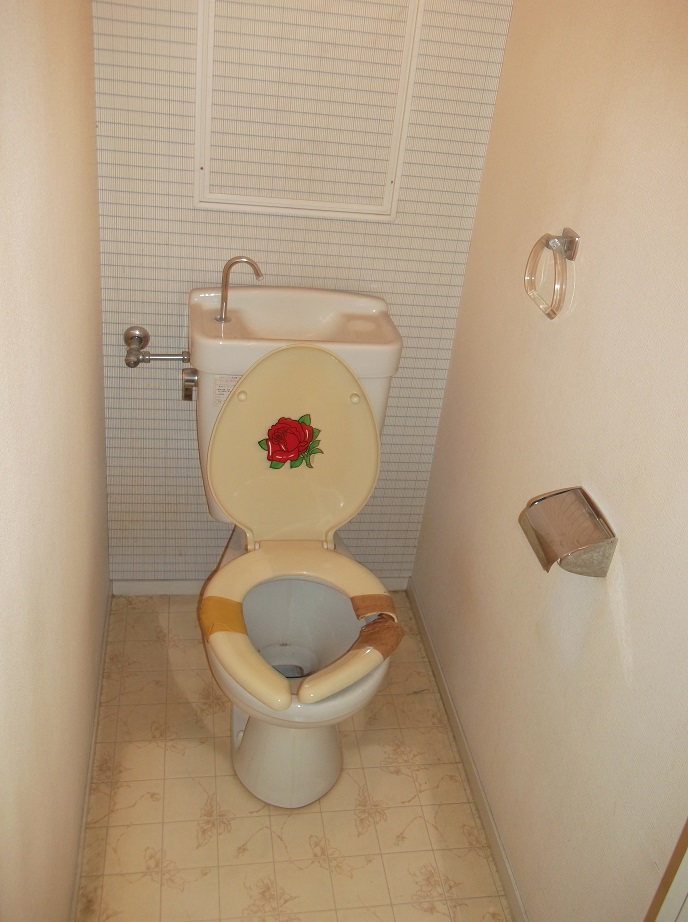 大阪府枚方市のトイレリフォームと空気触媒セルフィールでトイレのクロスのアクセントでスタイリッシュにリフォームのリフォーム前