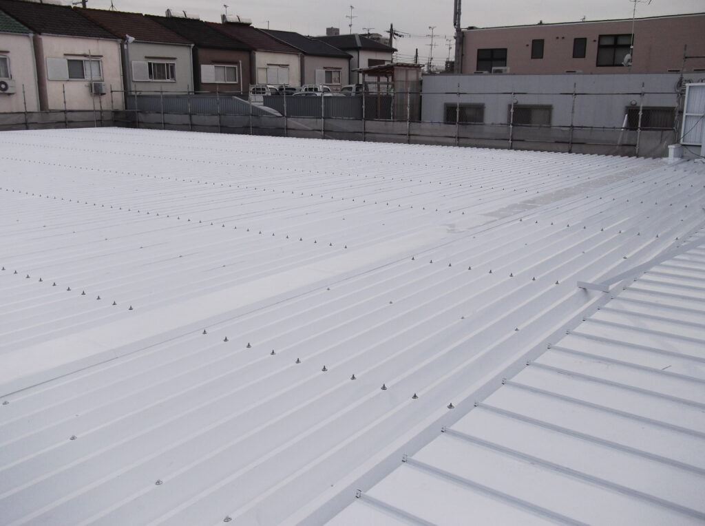 大阪府枚方市で車のショールームの屋根の大規模修繕工事で折板屋根の板金工事リフォームのリフォーム仕上げの写真です。