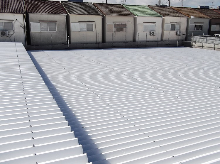 大阪府枚方市でショールームの屋根の大規模修繕工事で折板屋根の増し張りリフォームのリフォーム後の写真です。