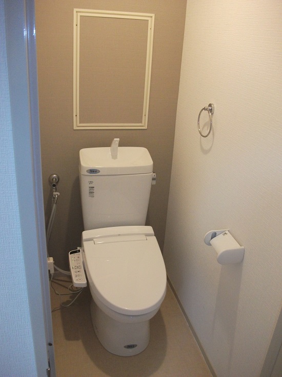 大阪府枚方市のトイレリフォームと空気触媒セルフィールでトイレのクロスのアクセントでスタイリッシュにリフォームのリフォーム後