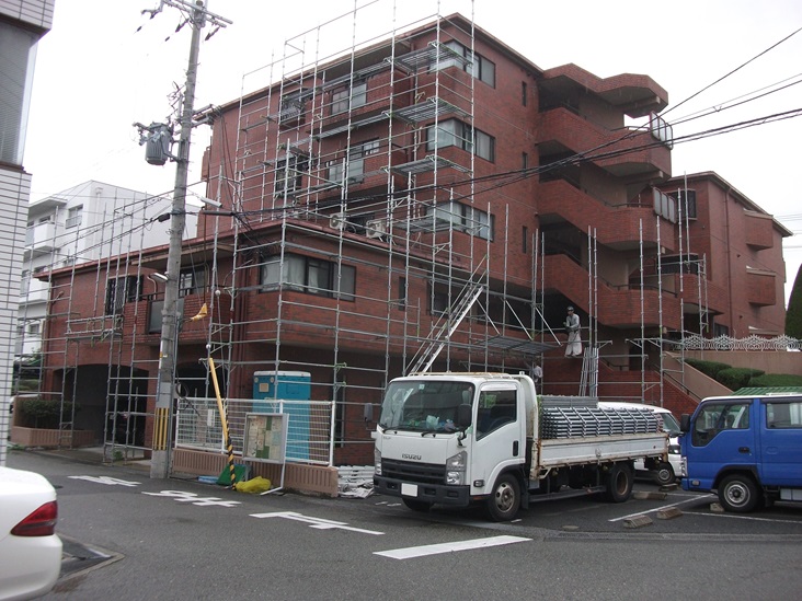 大阪府吹田市のマンションで大規模修繕工事を施工した大規模修繕工事施工中の足場組の住宅街側の施工写真