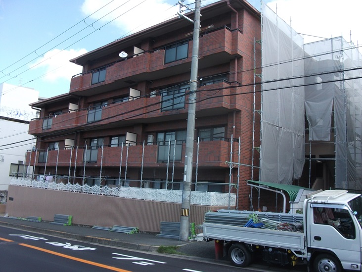 大阪府吹田市のマンションで大規模修繕工事を施工した足場組の道路側の施工開始写真