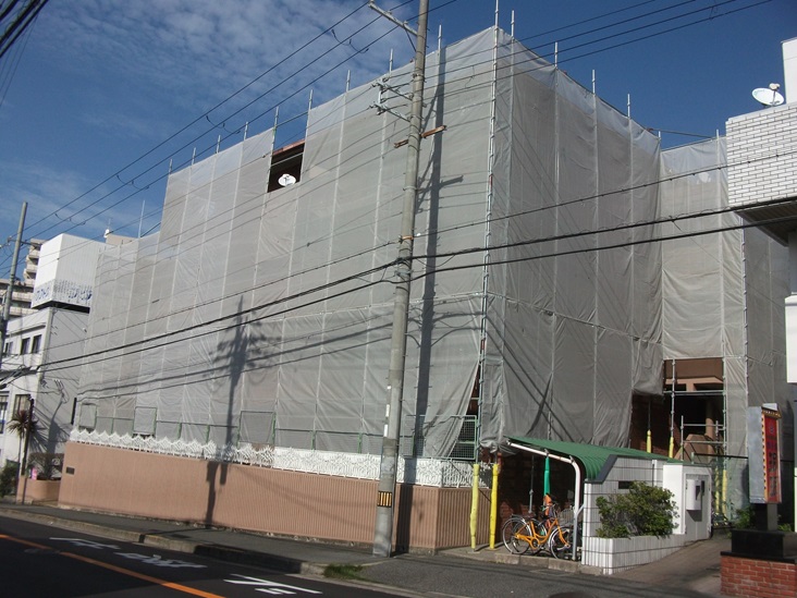 大阪府吹田市のマンションで大規模修繕工事を施工した大規模修繕工事施工中の足場組の道路側の施工写真