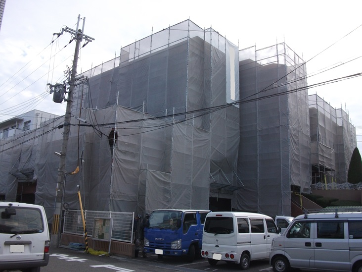 大阪府吹田市のマンションで大規模修繕工事を施工した大規模修繕工事施工中の足場組の施工写真