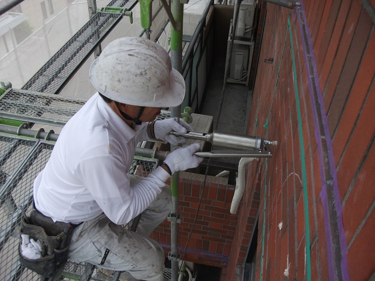 大阪府吹田市のマンションで大規模修繕工事を施工した大規模修繕工事施工中のエポキシ注入の施工中の写真