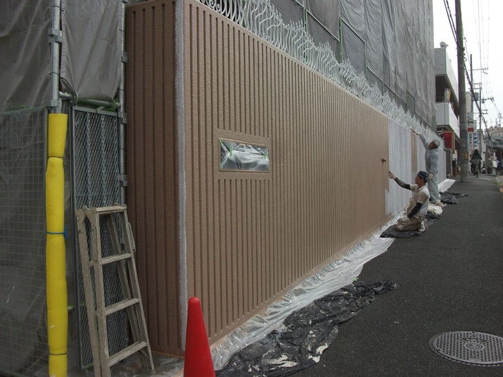 大阪府吹田市のマンションで大規模修繕工事を施工した大規模修繕工事施工中の外塀の塗装中の写真