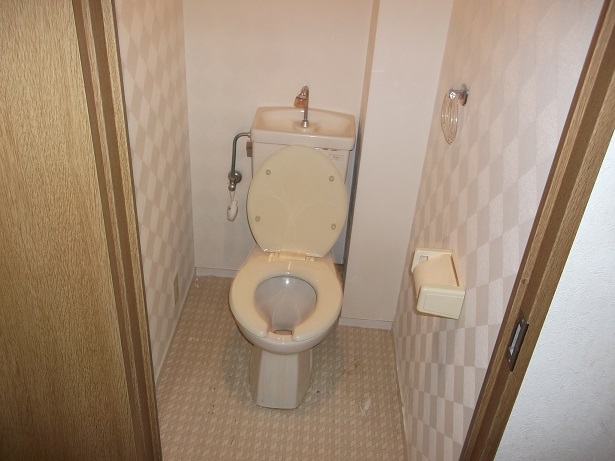 大阪府枚方市で壁アクセントでスタイリッシュなトイレにリフォームのリフォーム前