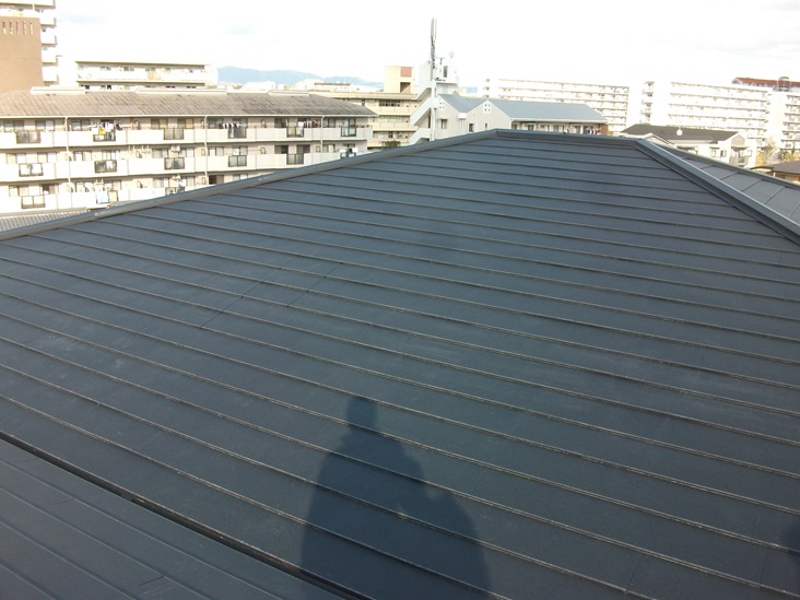 大阪府吹田市のマンションで大規模修繕工事を施工した大規模修繕工事施工後の屋根の仕上がり写真
