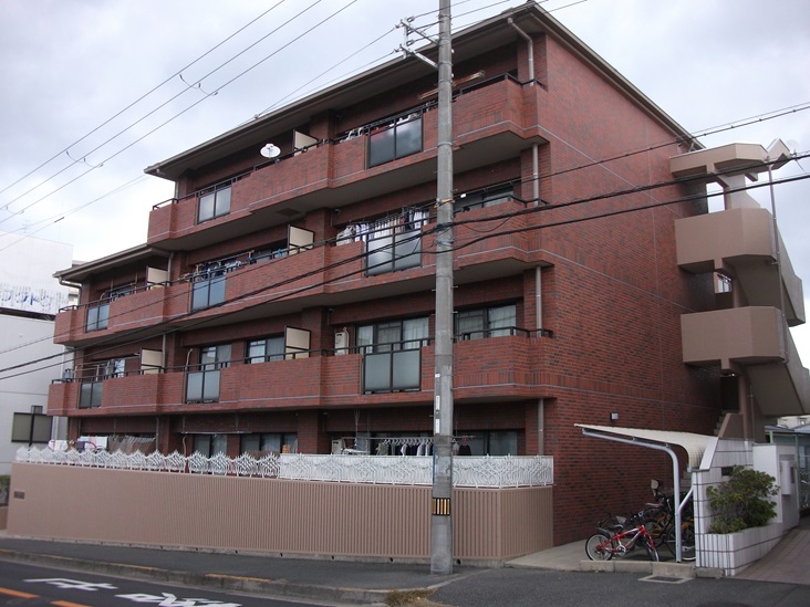 大阪府吹田市のマンションで大規模修繕工事を施工した大規模修繕工事施工後の道路側写真