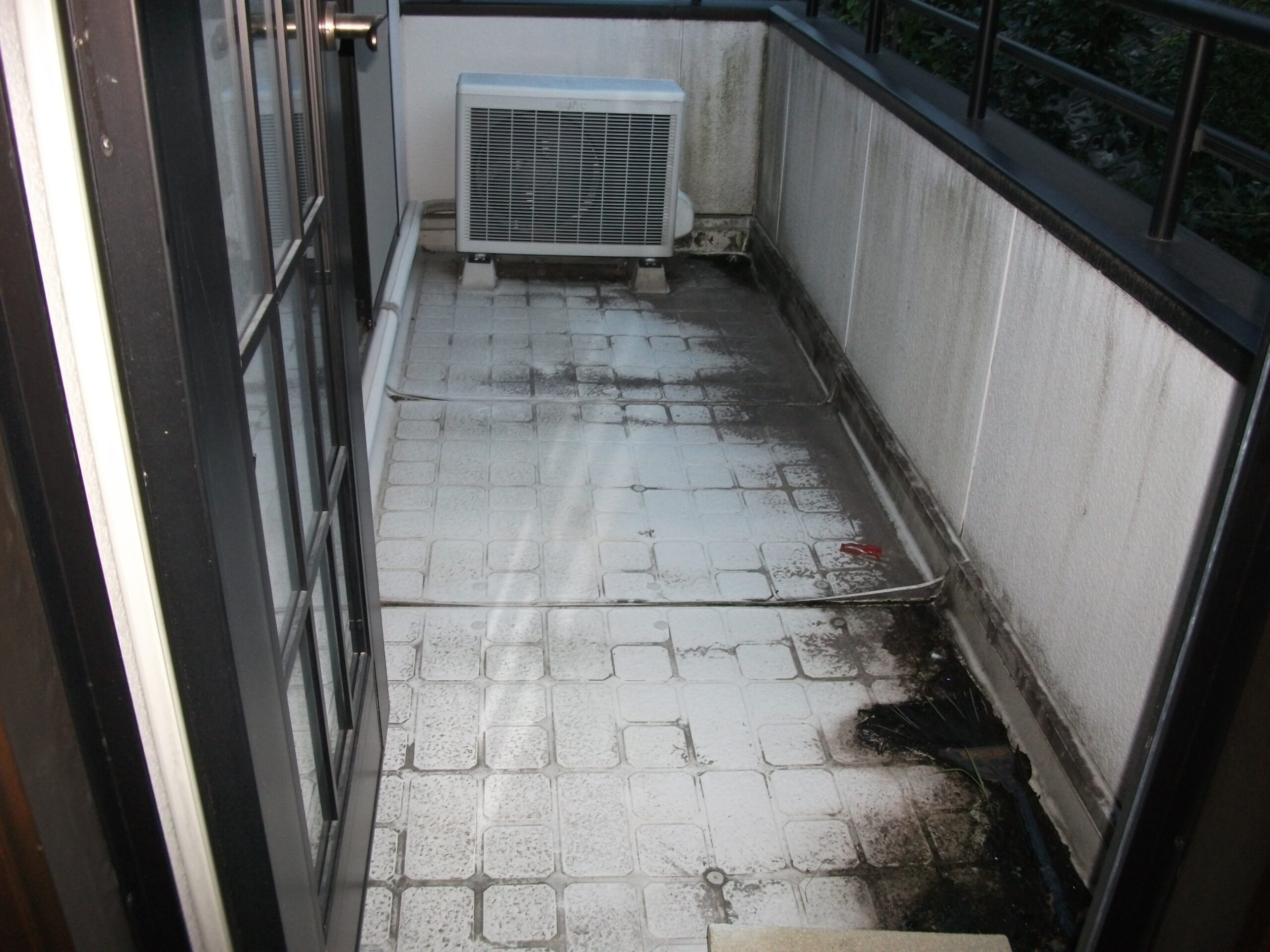 ツーバイフォーの戸建てリノベーションでベランダ防水工事の施工前