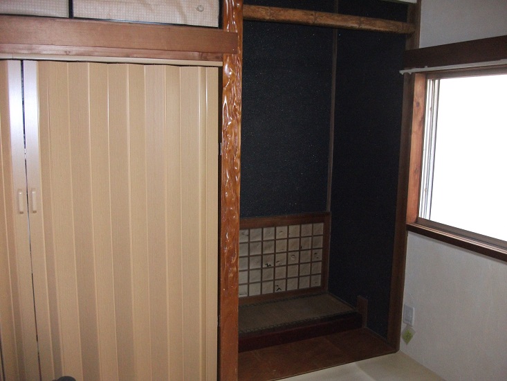 大阪府寝屋川市のリフォーム現場で床の間をトイレにリフォームしたリフォーム前の写真です。