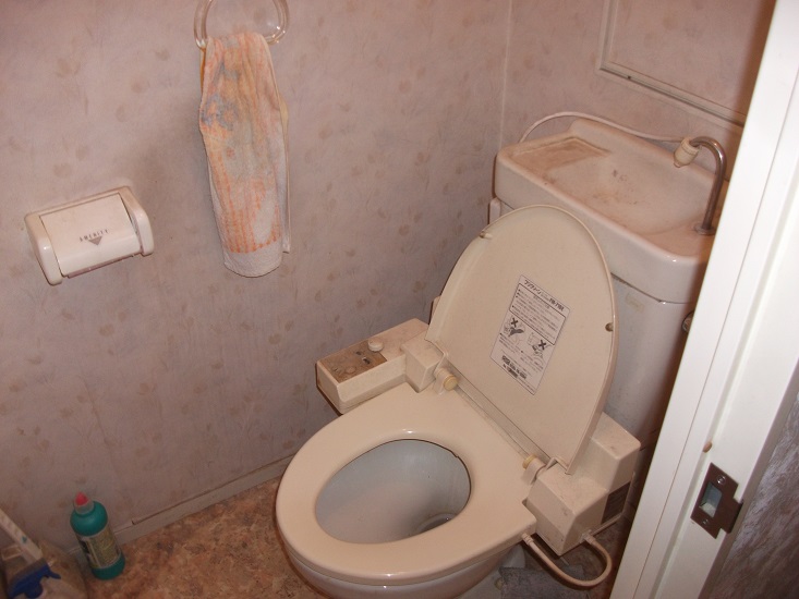 大阪府門真市で清潔感溢れる白く明るいトイレにワンデーリフォームのリフォーム前