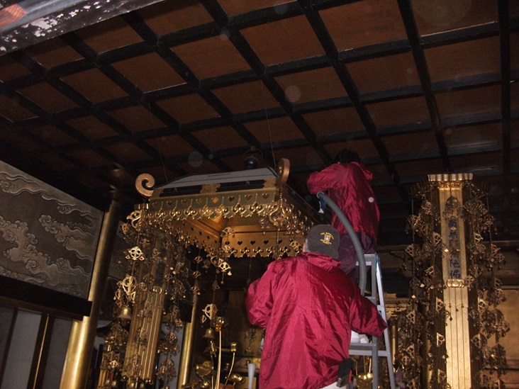 大阪市天王寺区の由緒あるお寺のリフォームで美装工事の掃除機ですす払いの様子