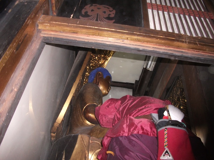 大阪市天王寺区の由緒あるお寺のリフォームで美装工事のご本尊のすす払いの様子