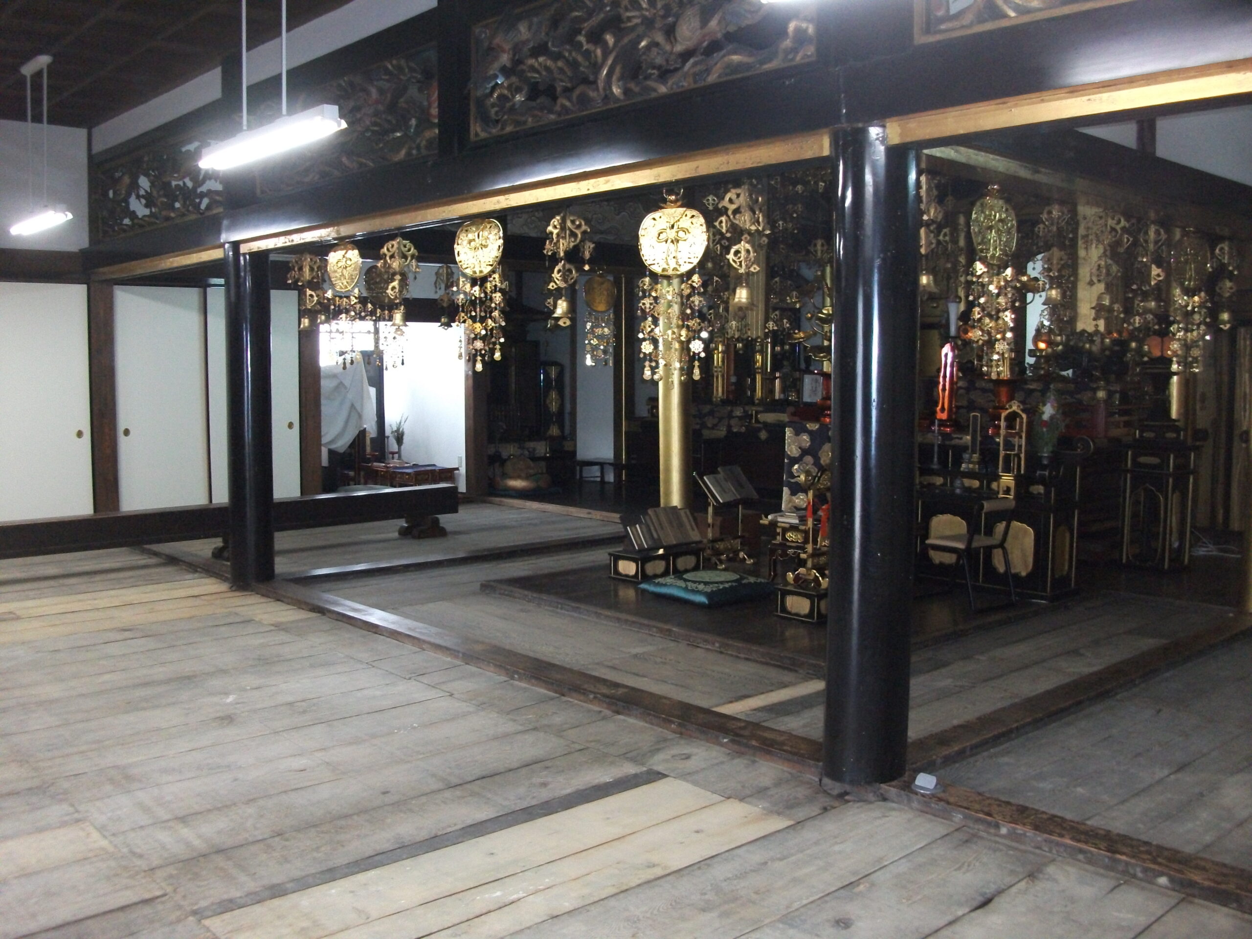 大阪のの由緒あるお寺のリフォームで 、本堂の畳の工事の施工前