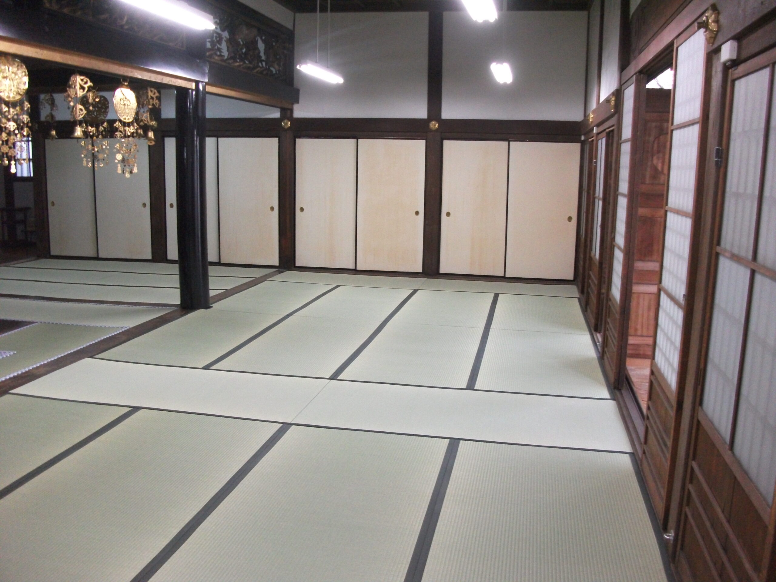 大阪のの由緒あるお寺のリフォームで 本堂の畳の工事の施工後の畳を敷いた写真