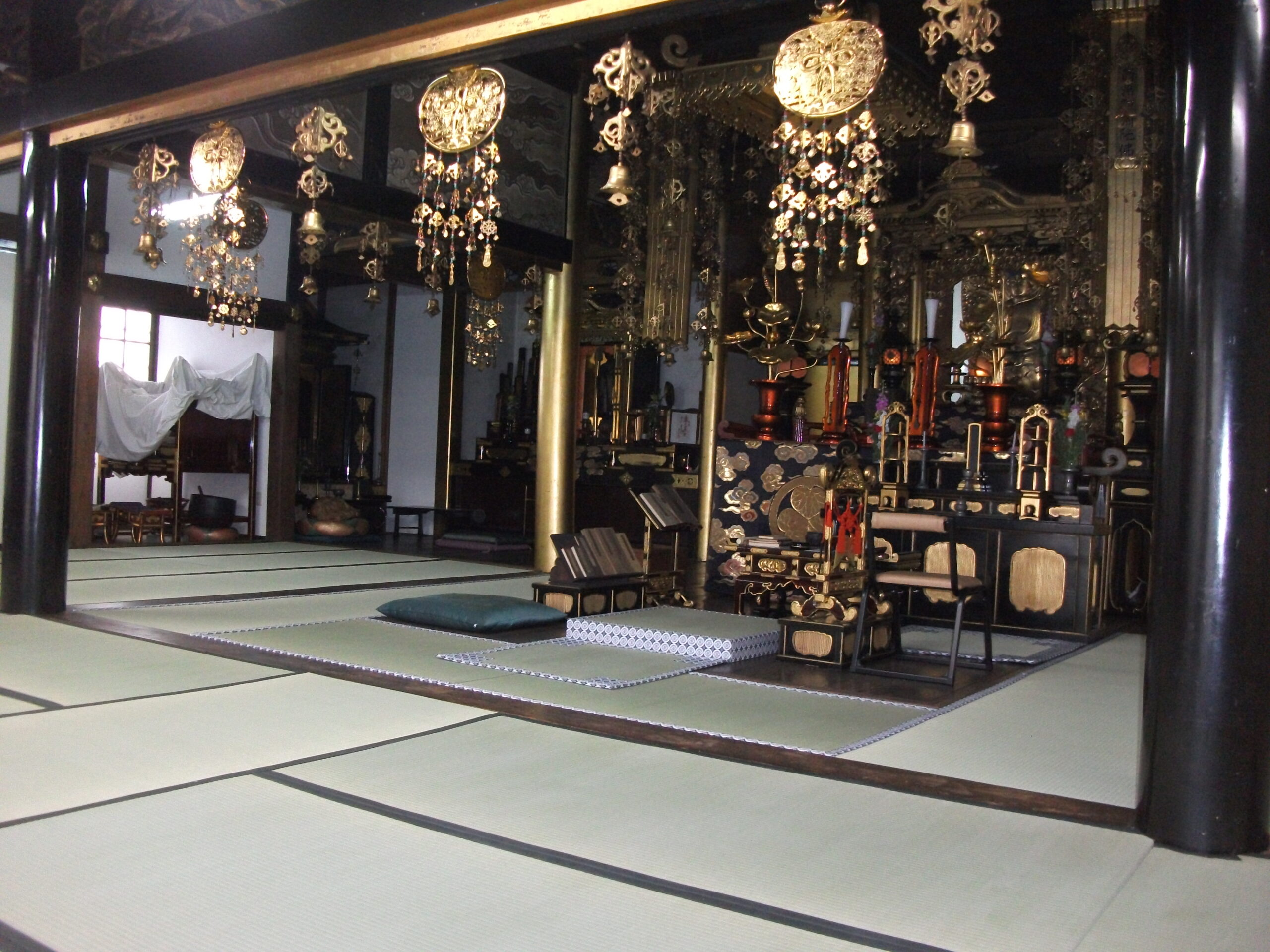大阪のの由緒あるお寺のリフォームで 本堂の畳の工事の施工後の写真