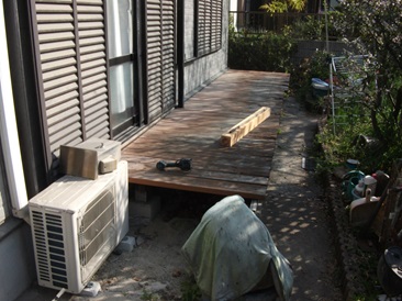 大阪府寝屋川市のリフォームで樹脂製デッキにするリフォームのデッキのリフォーム前