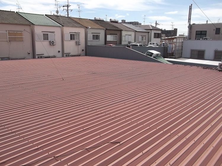 大阪府枚方市でショールームの屋根の大規模修繕工事で折板屋根の増し張りリフォームのリフォーム前の写真です。