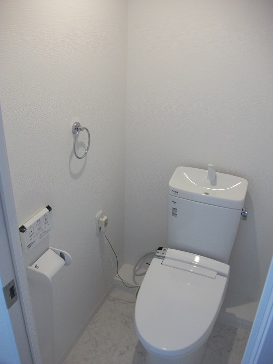 大阪府枚方市で清潔感溢れる白く明るいトイレにワンデーリフォームのリフォーム後