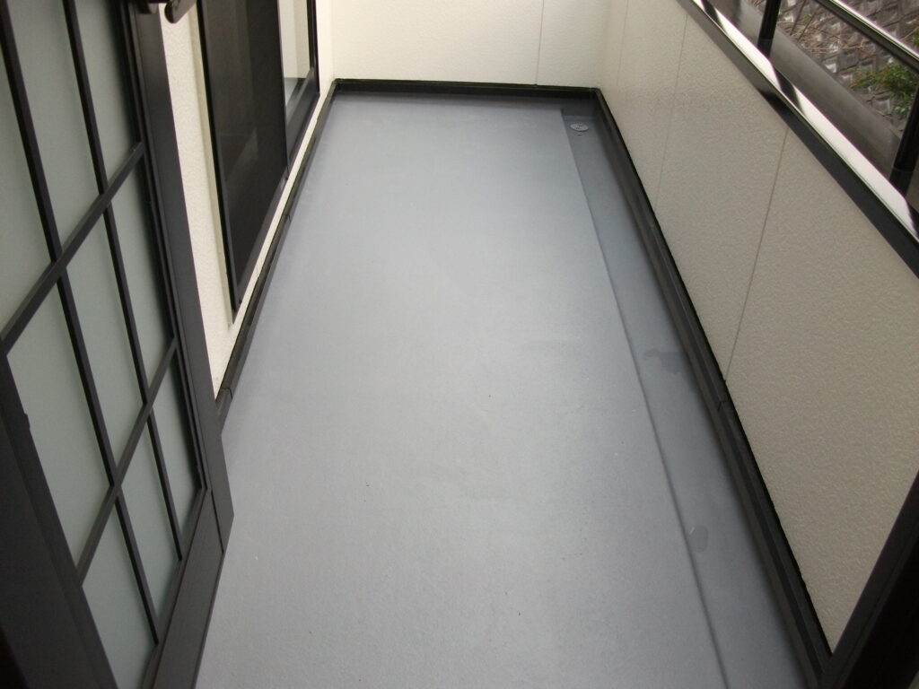 ツーバイフォーの戸建てリノベーションでベランダ防水工事の施工後の写真です。