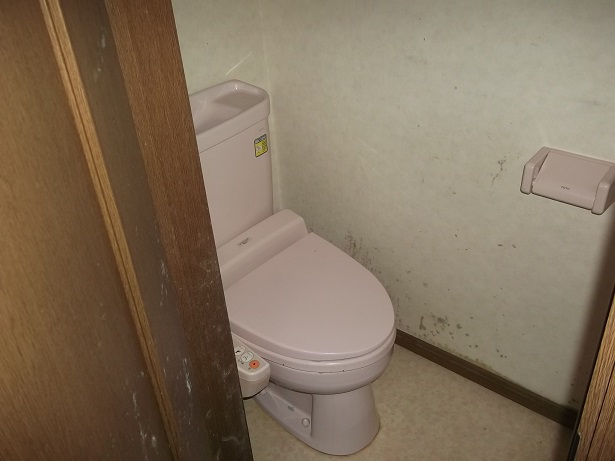 大阪市都島区の戸建てで空気触媒セルフィールと清潔感溢れる白く明るいトイレにワンデーリフォームのリフォーム前の写真
