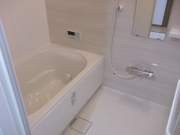 大阪府枚方市のマンションリフォームと空気触媒セルフィールで、白く明るく衛生的なユニットバスのリフォーム後