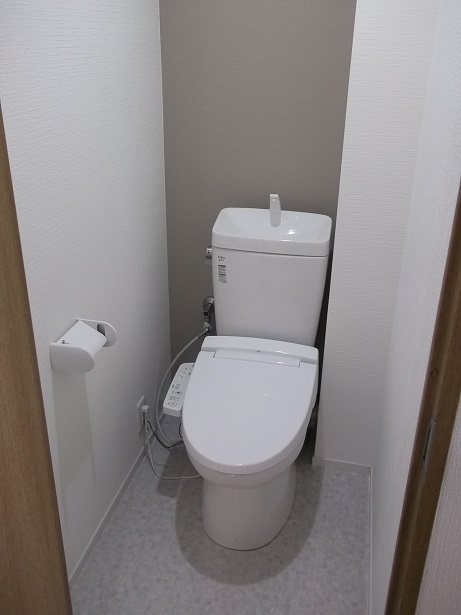 大阪府枚方市で壁アクセントでスタイリッシュなトイレにリフォームのリフォーム後