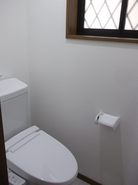 大阪市都島区の戸建てで空気触媒セルフィールと清潔感溢れる白く明るいトイレにワンデーリフォームのリフォーム後