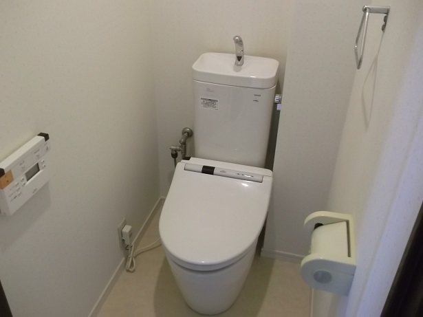 大阪府交野市で清潔感溢れる白く明るいトイレにワンデーリフォームのリフォーム前の写真