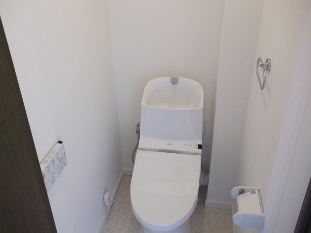 大阪府交野市で清潔感溢れる白く明るいトイレにワンデーリフォームのリフォーム後