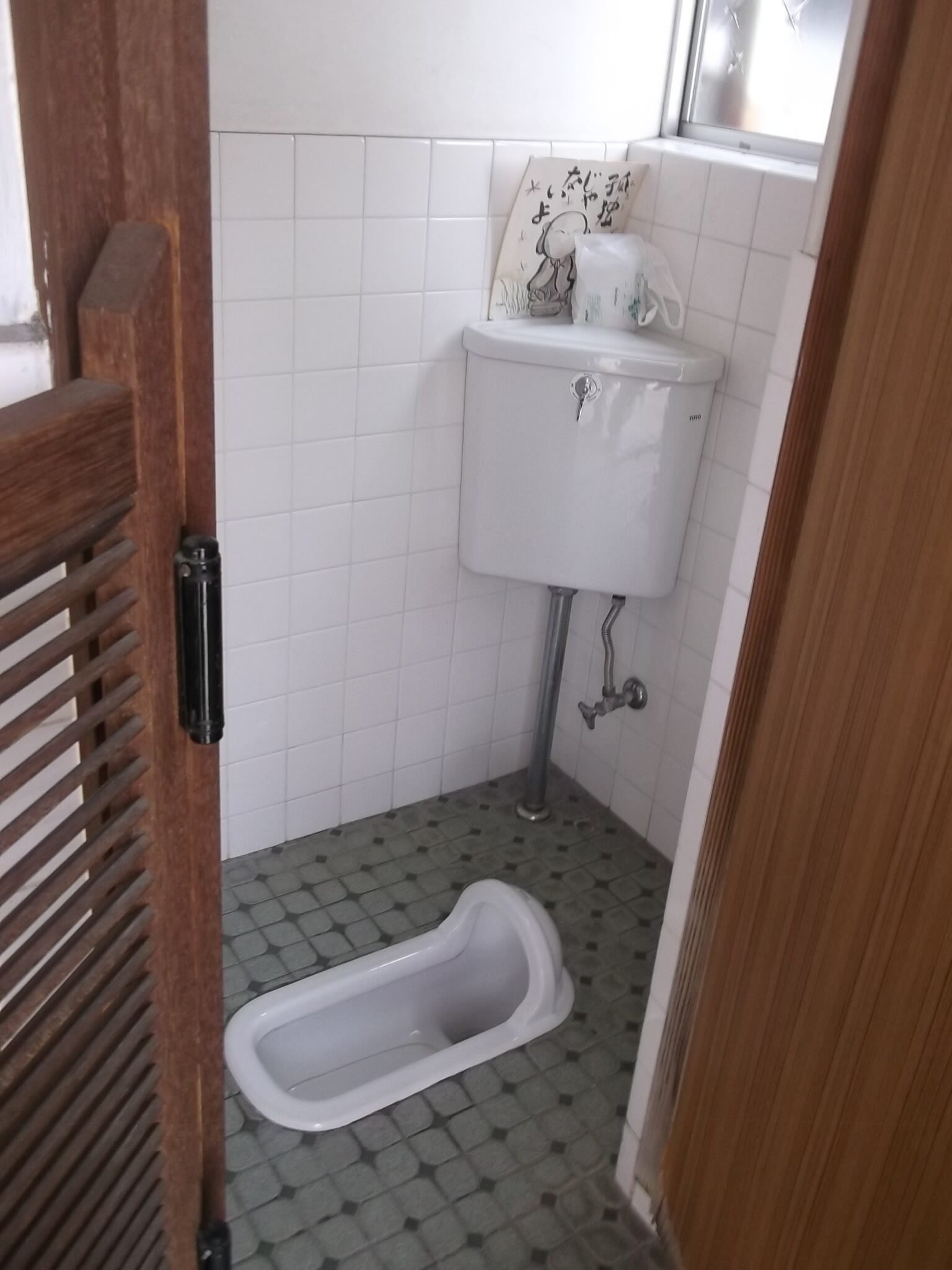 大阪市天王寺区のお寺の参詣用便所を和式トイレから洋式トイレにリフォームしたリフォーム前の写真です。