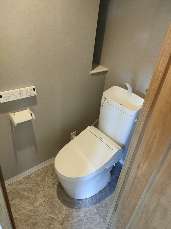 大阪市天王寺区でリフォームと空気触媒セルフィールの現場でスタイリッシュなトイレにリフォームしたリフォーム後のトイレ