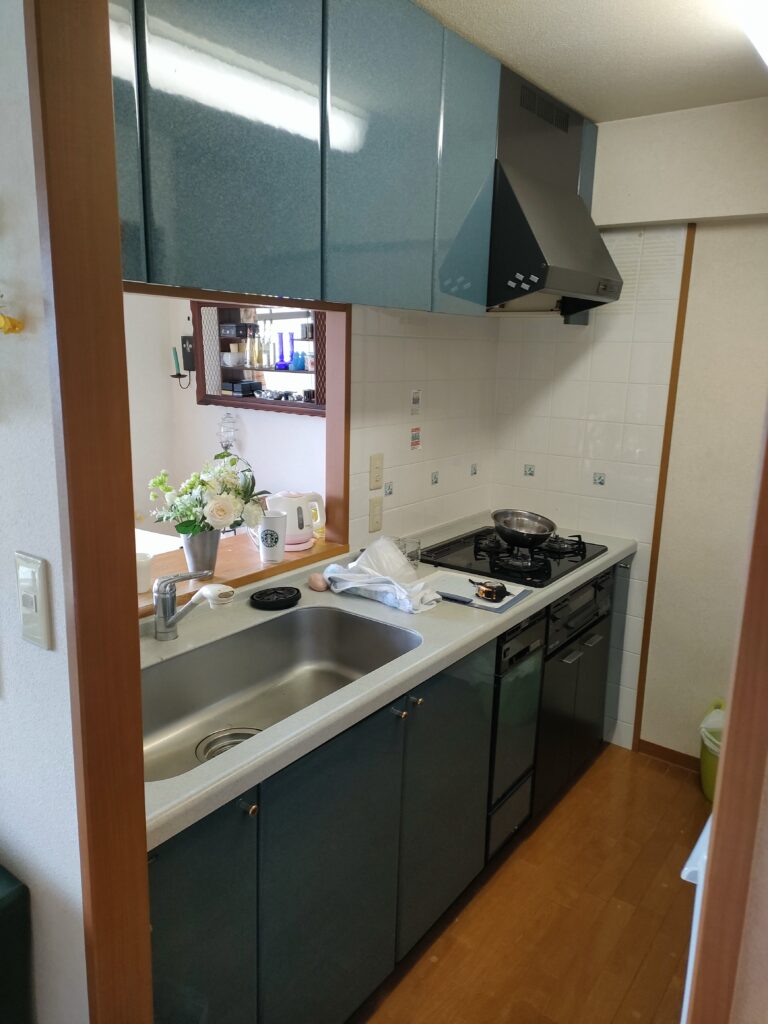 大阪市城東区でマンションのリノベーションでキッチン施工前の写真