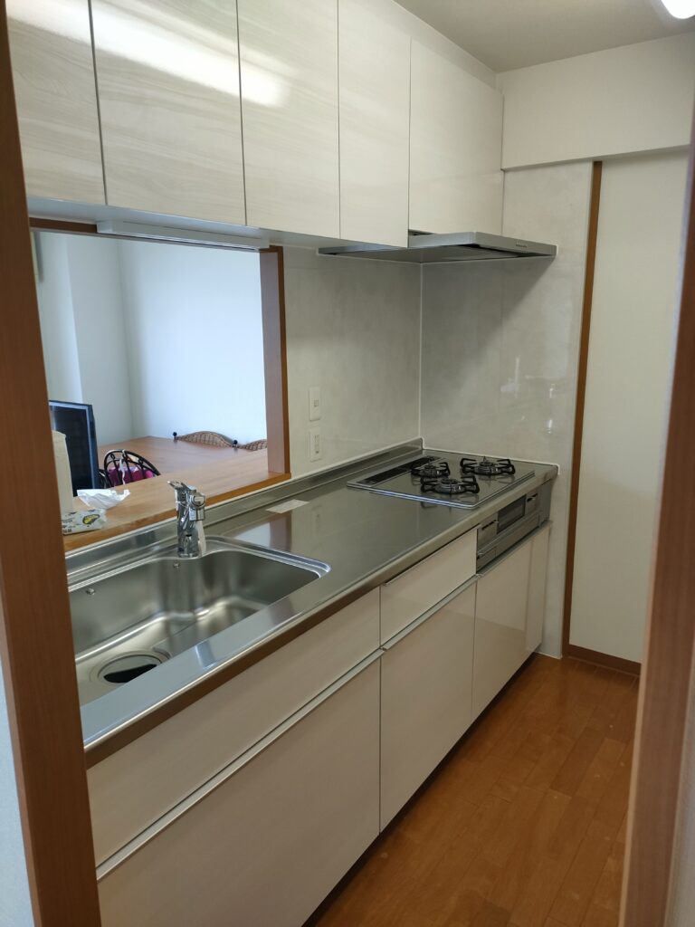 大阪市城東区でマンションの空気触媒セルフィールとキッチンのリフォームで取替え後のシステムキッチンの写真