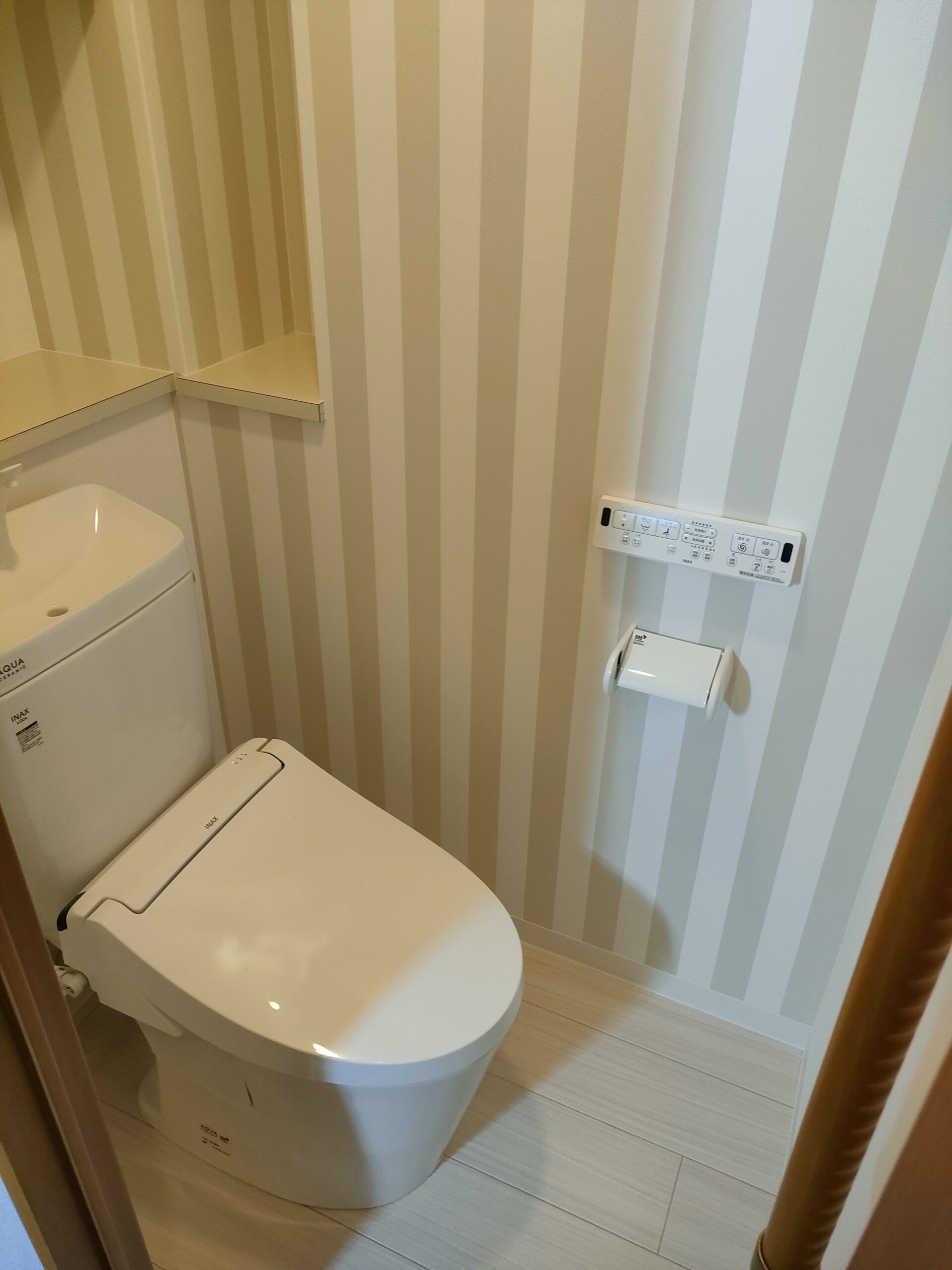 大阪市城東区でリフォームと空気触媒セルフィールの現場で壁アクセントでスタイリッシュなトイレにリフォームのリフォーム後