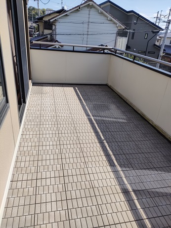 奈良県で戸建てのリフォームでバルコニー、ベランダにアルムテラス屋根と床タイルのリフォームでリフォーム前の写真
