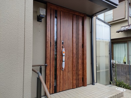 奈良県斑鳩町のリフォームで玄関ドアのワンデーリフォームの施工後