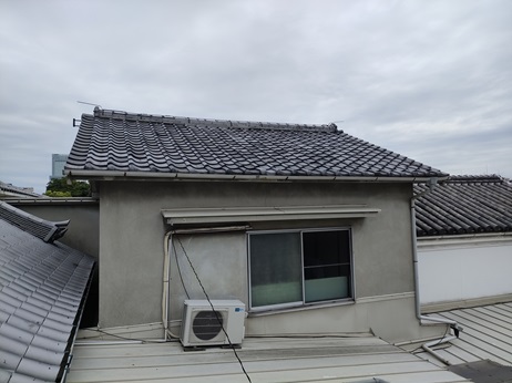 大阪市のリフォーム現場で和瓦を軽いガルバニュウムの立平葺きにリフォームしたリフォーム前の写真です。