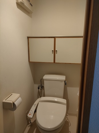 滋賀県大津市のトイレリフォームでタンクレストイレに取替えリフォームのリフォーム前の写真。