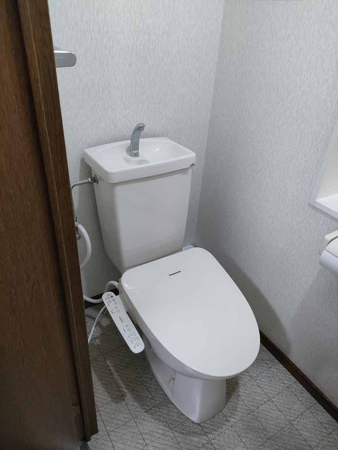 滋賀県大津市のマンションで空気触媒セルフィールと清潔感溢れる白く明るいトイレにリフォームのリフォーム前の写真