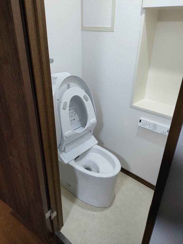 滋賀県大津市のマンションで空気触媒セルフィールと清潔感溢れる白く明るいトイレにリフォームのリフォーム後