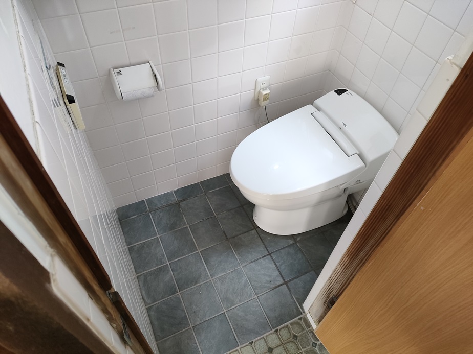 大阪のお寺の参詣用便所を和式トイレから洋式トイレにリフォームしたリフォーム後の写真