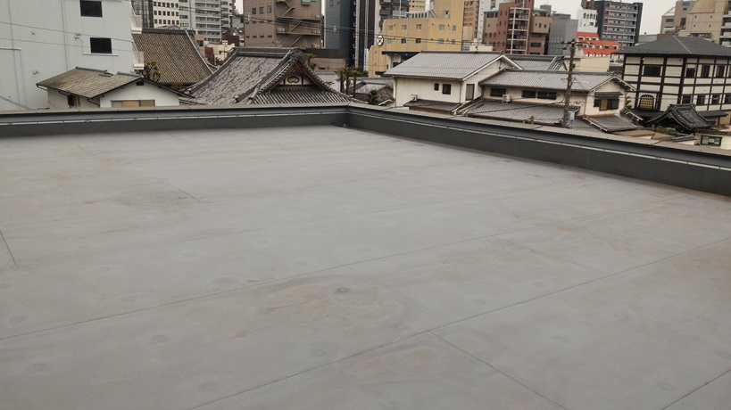 大阪市天王寺区で太陽光発電設置工事の大容量の太陽光発電システムのパネル設置施工前の写真です。
