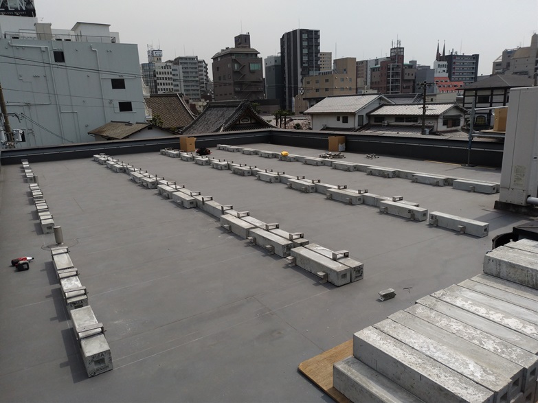 大阪市天王寺区で太陽光発電設置工事の大容量の太陽光発電システムのパネル設置施工中の写真