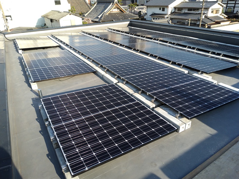 大阪市天王寺区で太陽光発電設置工事の大容量の太陽光発電のパネル設置施工後の写真。