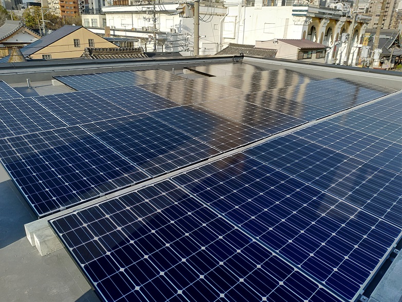 大阪市天王寺区で太陽光発電設置工事の大容量の太陽光発電システムのパネル設置施工後の写真です。